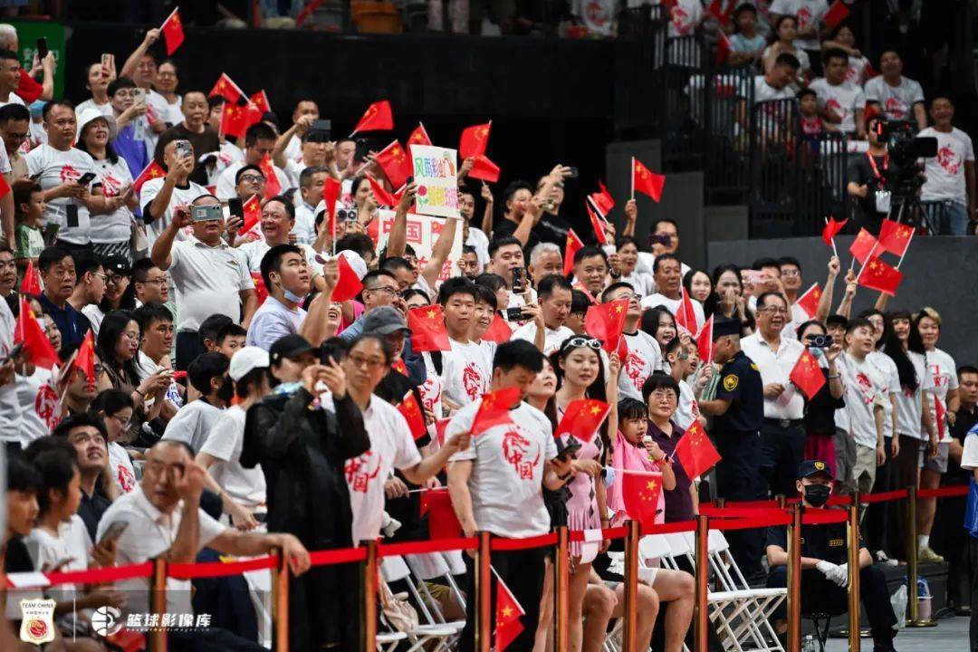 顶尖国内篮球赛事展现强队实力，引发球迷狂热的简单介绍