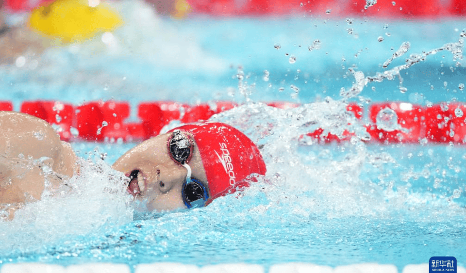 爱游戏登录-游泳比赛中出现抢眼情节，观众惊呼连连