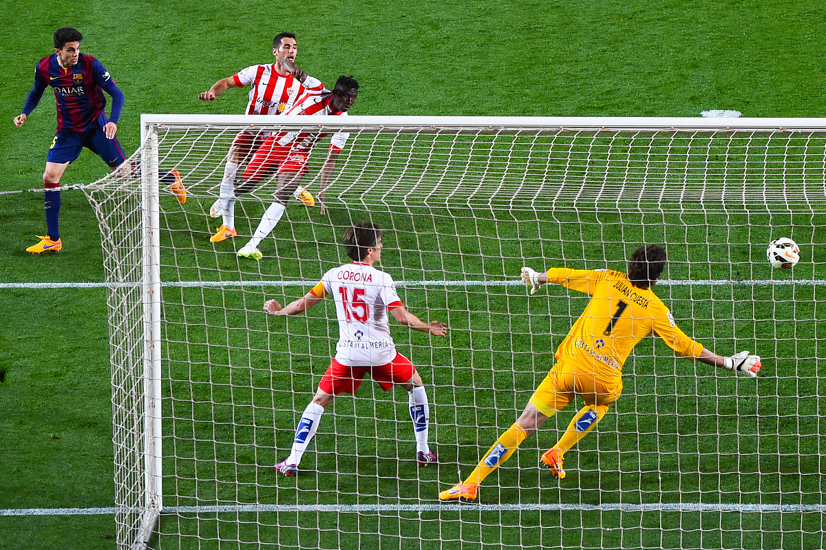 足球比赛紧张上演,球员全力拼搏争夺胜利 足球比赛紧张上演,球员全力拼搏争夺胜利