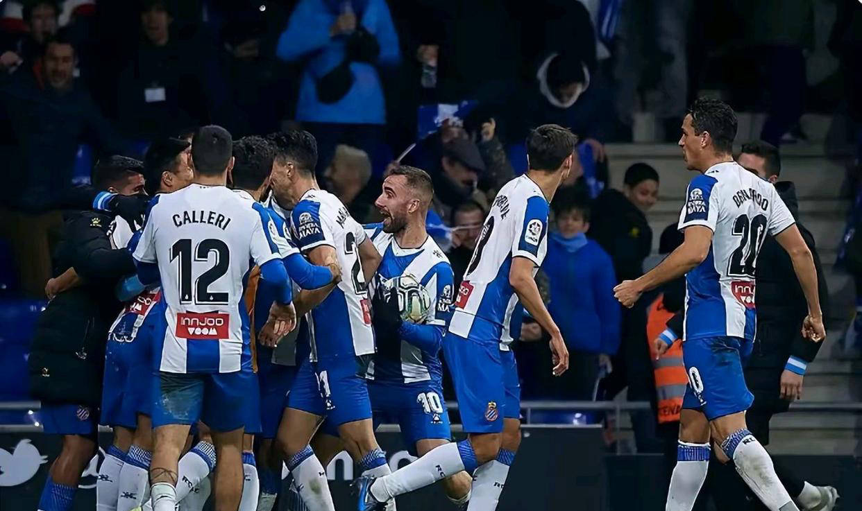 包含瓦伦西亚在比赛中展现出强大的团队合作精神的词条