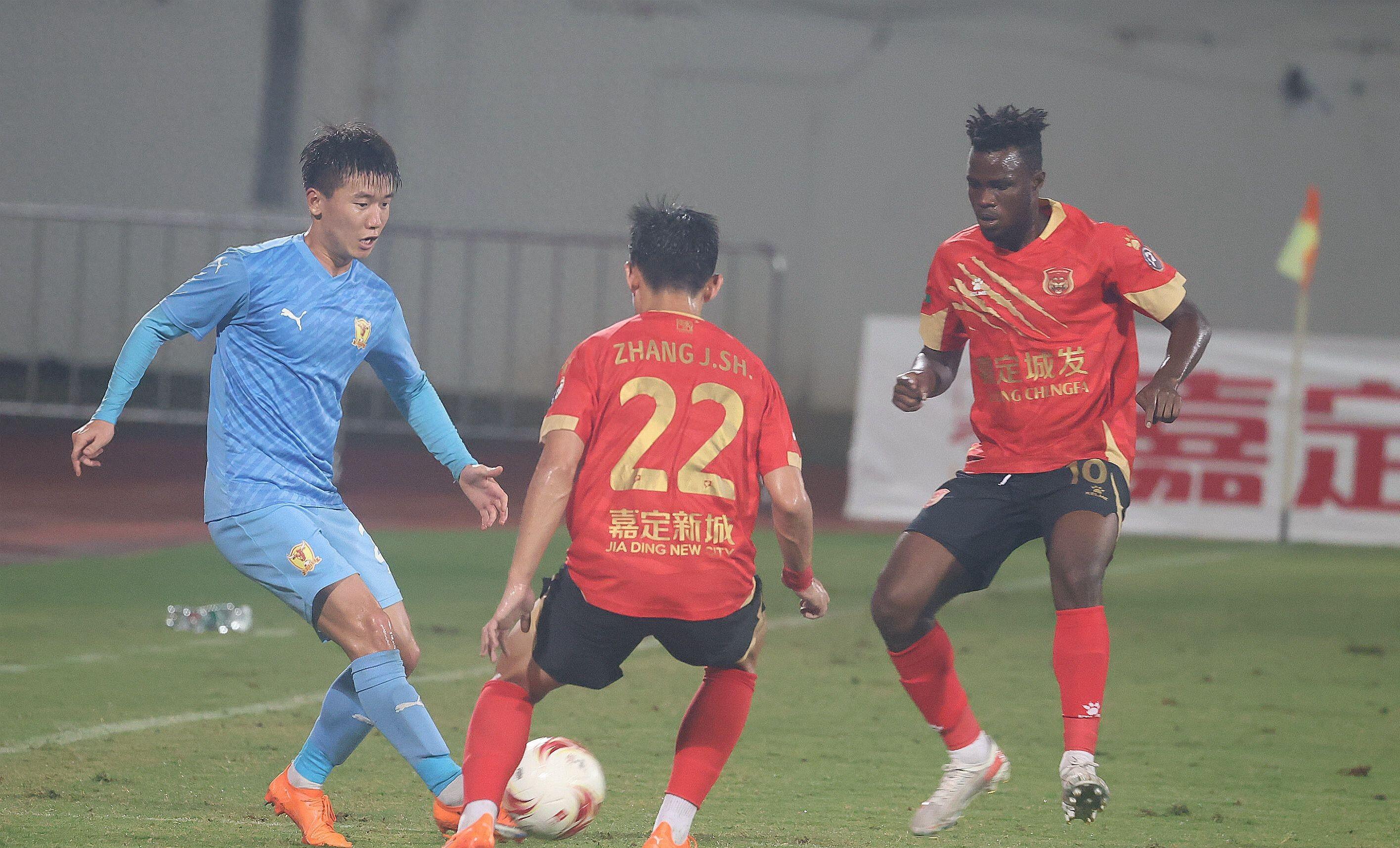 爱游戏入口-广州恒大主场失利，客队大连连胜