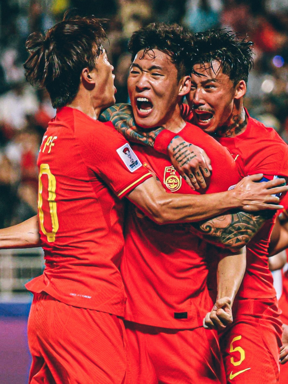 中国足球比赛进入白热化状态，球员斗志昂扬的简单介绍