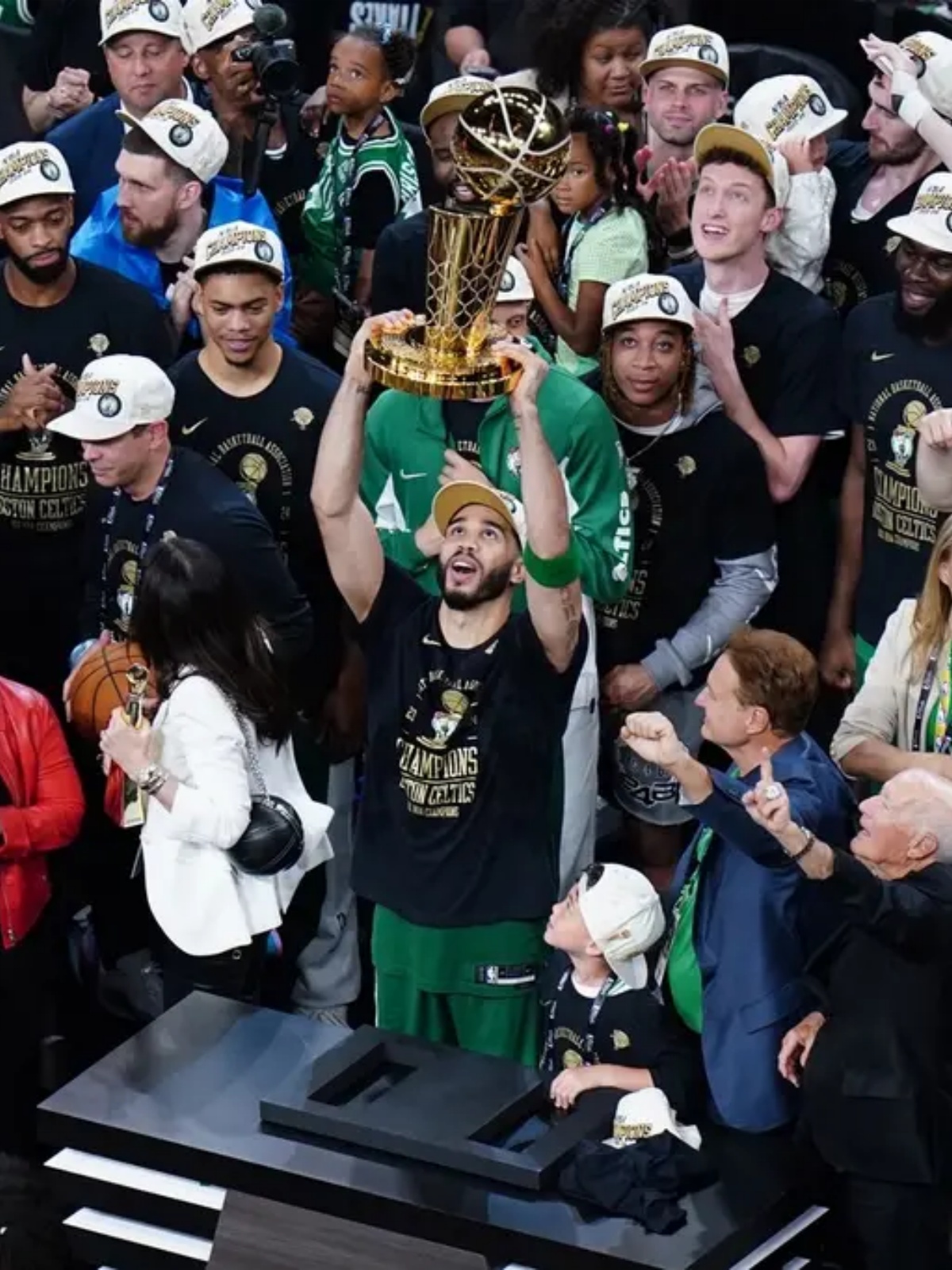 包含霍福德爆发关键时刻，凯尔特人晋级总决赛的词条