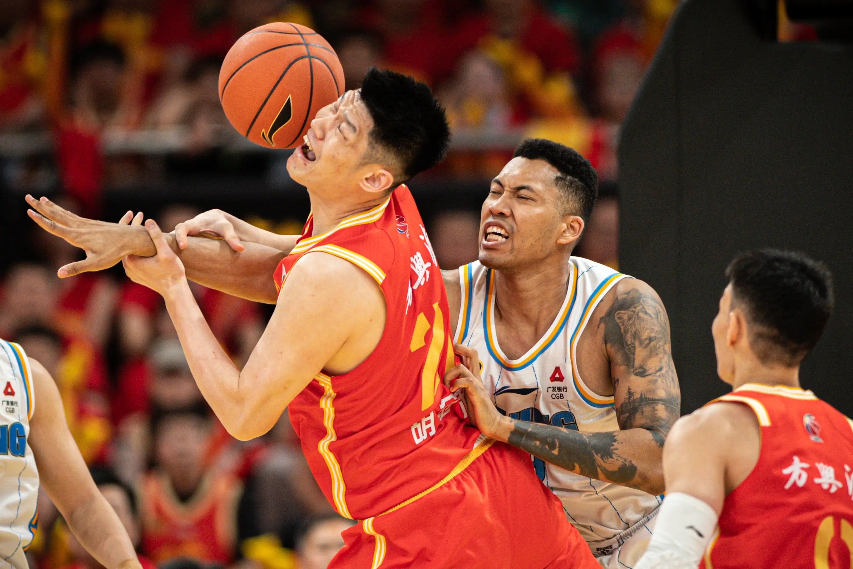 关于强强对决！国际篮球比赛场上火爆开战的信息