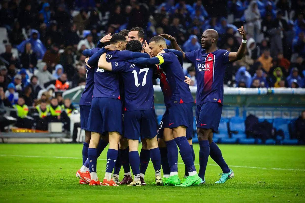 爱游戏体育下载-巴黎圣日耳曼球员拼尽全力，冲刺进球